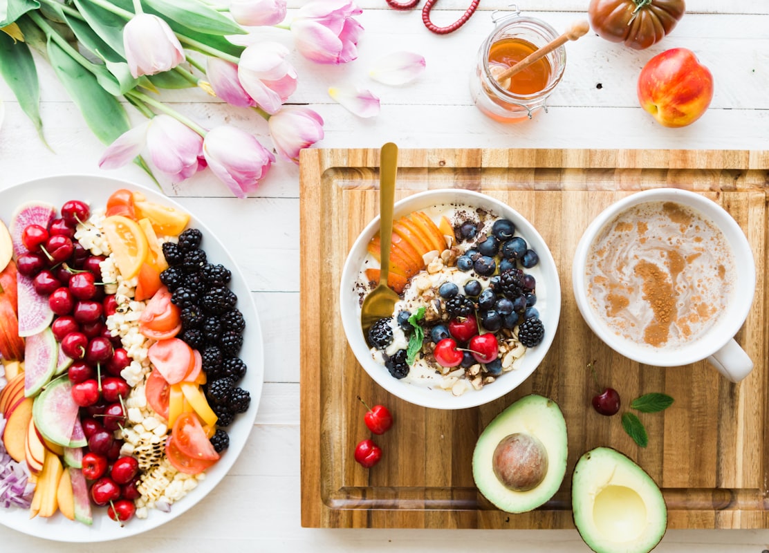 Nutritionist explaining dietary concepts
